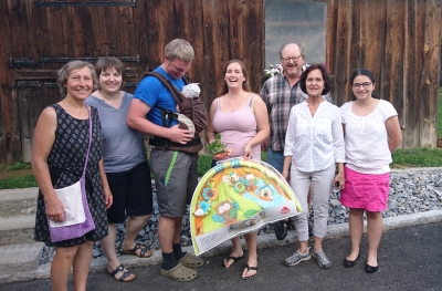 Die Theatergruppe gratuliert zur Geburt von Rebecca